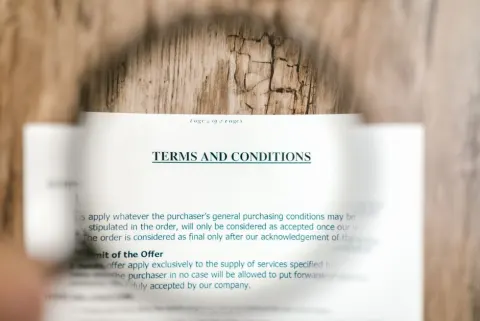Loupe posée sur un document de conditions générales