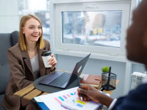 Deux collègues en pause café avec leurs ordinateurs